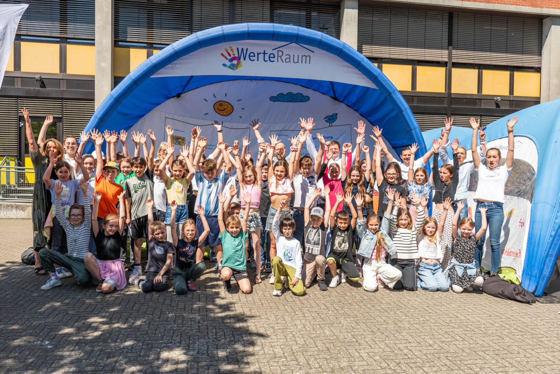 WerteRaum-Zeltlandschaft mit Regenbogen – mobile Lernräume für Grundschulen